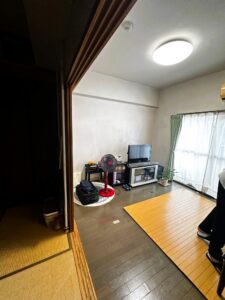 和室から見たリビング