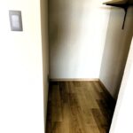 収納の足元にもコンセントを設置